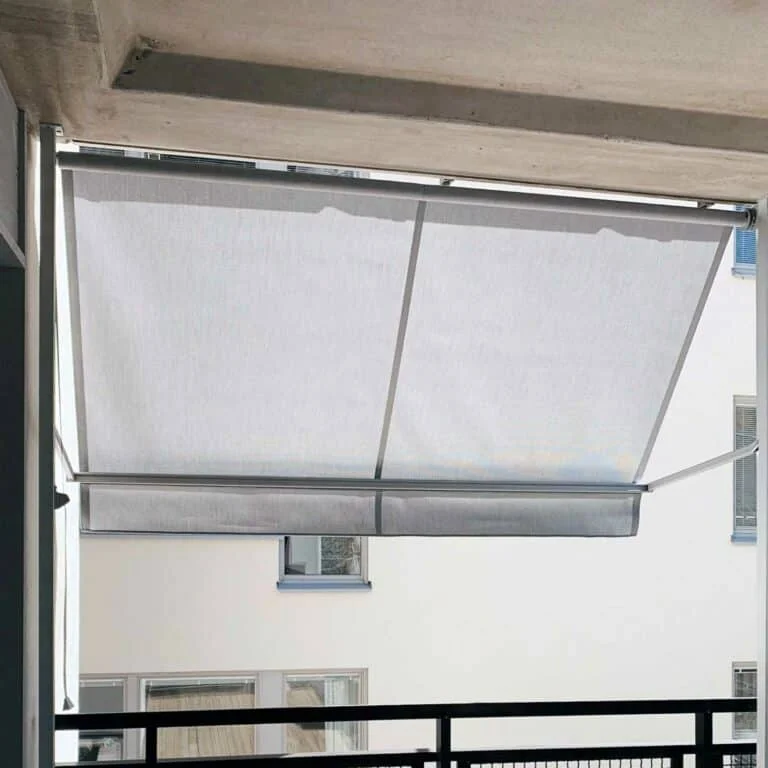 Balkongmarkis monterad på balkong