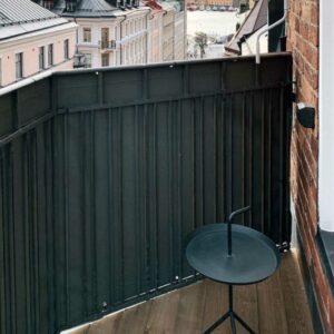 Balkongskydd monterat på Östermalm